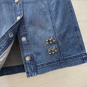 Gonne Gonna di jeans moda estiva Tessuto denim elasticizzato lavato Fibbia in prima fila con perline di diamanti Vita alta Pacchetto sottile Gonna corta all'anca Abbigliamento da donna L