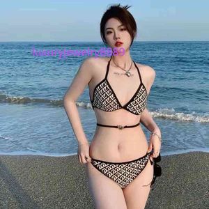 Tasarımcı Beach Thong Moda Mayo Bikini Set Mayo Kadın Yeni Pop Ins Net Kırmızı Stil Seksi Bölünmüş Avrupa ve Amerikan Spice Kız Bikini Hot Spring Mayo