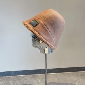 Cappello da donna a secchiello di design in peluche di pecora autunno e inverno da donna Data del matrimonio Berretto di lusso Stampa di lettere in metallo Casquette a 3 colori