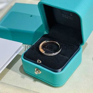 Pierścienie zespołowe Pierścień Pierścień luksusowe pierścienie dla kobiet Ulock Twotone Pierścienie złota Pierścienie Pierścienie Mężczyzn Pierścienie Diamentowe Pierścienie Pierścionki zaręczynowe Prezenty Prezenty Spersonalizowane NIC J230912