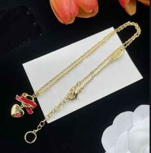 Charm smyckedesigner Gold Love Red Bow Pendant Halsband V Letter Chain Halsband Kvinnor lyxmode Bröllop Engagemang Gift HLVN3 --001