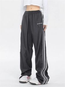 Calças de duas peças de duas peças y2k streetwear calças mulheres mulheres casuais grandes pernas largas cargo calça calças calças de pântano de moletom de moletom harajuku de pára -quedas 230912