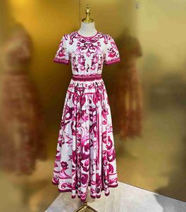 Gatastilklänningar Grundläggande avslappnade klänningar Europeiska lyxdesigner design 2023 modemärke rött blommor porslinsserie bomull stor swing midja klänning hkd230912