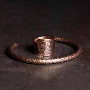 Set di gioielli rigidi Bracciale in rame massiccio Bracciale in metallo rustico ossidato Punk Viking fatto a mano Accessori per coppie unisex Manette 230911