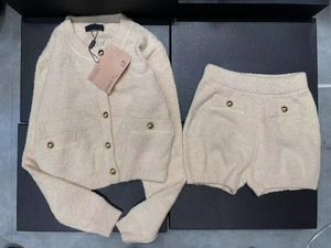 デザイナーの衣装2ピースセットスピング秋の編みセーター2ピースセット女性ミニスカートカワイイレディングスリーブクロップトップセット