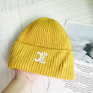 Luxurhatt för man ce beanie designer beanie hatt designer kvinna klassisk mönster tryckt hatt mode kall beständig gåva under höst och vinter utomhusmonterad mössa och hatt