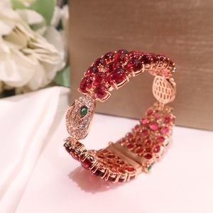 Lyxiga färgglada kvinnor Rose Gold Armetitalian Brand Charm Snake Body Style Pink Rhinesto Fashion och populära smyckesdesigner Dazzling Gorgeous Design