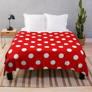 毛布の白い水玉の赤い背景に夏の寝具のために毛布を投げて