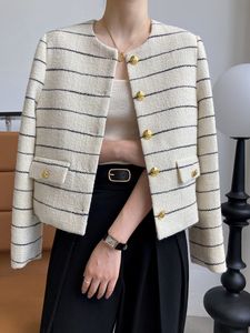 Damenjacken Damenjacke mit gestreifter Klappe, detailliertem Goldknopf, weißem Tweed, kurze Jacke 230912