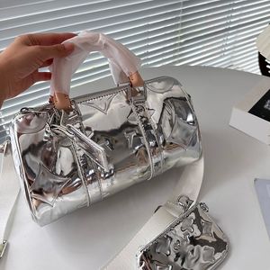 Patent Leather Silver Pillow Bag Stylish Women Shoulder Bag Läder Klassiskt tryck Silver Hårdvara Topphandtag Lyxig handväska Justerbar axel crossbody väska 25 cm