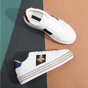 Kvinnors ess broderade plattformssneakers bi casual skor Italy Luxury Gold White Green Red Stripe Trainers Walking Sports Ace Sneakers vandringsskor 05