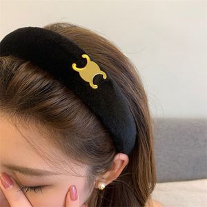 Flerfärgade pannband Kvinnor Designer Fashion Furry Hairclip Luxury Brand Golden Letters Buckle Head Band Hårtillbehör för kvinnors damer Fest Luxury Gift Dress