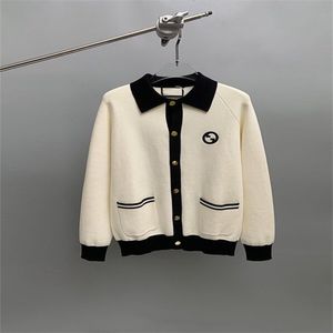 2023 Ny Cardigan Sticked tröja Minimalistiska broderi Loggbrev Akademiska lyx Elegant V-Neck Design Pullover Sweater Unisex U026