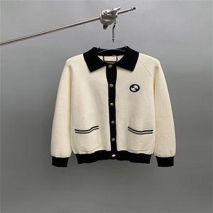 2023 Nowy sweter z dzianiny Minimalistyczny haft haftowy litera akademicka elegancka elegancka elegancka dekolt SWEATER UNISEX U026