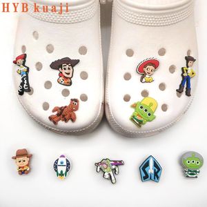 Hybkuaji özel 100pcs karikatür karakterleri cro c ayakkabı takıları toptan ayakkabı süslemeleri pvc tokaları ayakkabılar için