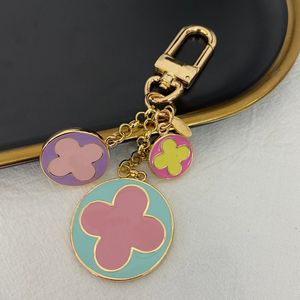 Fashion Luxury Designer Keychain Classic Brands Key Buckle Flower Letter Mönster äkta läder Gyllene nyckelringar Menskvinnor