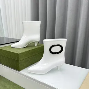 Kauçuk Vulkanize Yağmur Botları Şık Kadın Tasarımcı Boot 5.5cm Düşük Topuk Su Geçirmez Ayaklar Sıradan Saçlı Siyah Beyaz Jöle Renkli Entegre Ayak Bilgi Boot