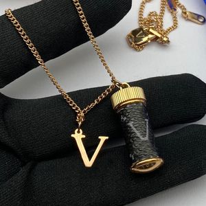 2023 Luxurys Sale Pendant Necklaces Fashion for Man Woman Designers Brand Letter Choker Copper Holiday Gift Jewelry Mens Womens Highly Quality 19 Styles