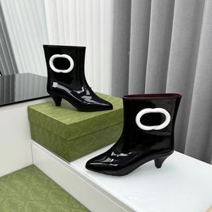 Gummi vulkaniserade regnstövlar fashionabla kvinnliga designer boot 5.5 cm låg häl vattentäta skor casual spetsig svart vit gelé färgad integrerad fotled