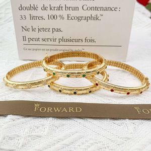 Bracciale intarsiato elegante di lusso in oro leggero con texture in rilievo in stile palazzo italiano Bracciale con fiori spazzolati curvi da donna K3