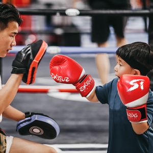 スポーツグローブ1ペア子供子供ボクシンググローブトレーニング運動トレーニングPUレザーマーシャルアーツボクシンググローブスポーツ保護アクセサリー230912