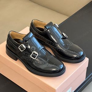 Högkvalitativ preppy stil läder spänne snörning platt loafers mode handarbete kvinnor lyxiga små läderskor l designer klänning skor platt casual skor för flicka