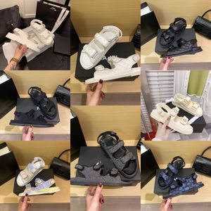 2023 Ladies Sandals 가죽 버클 버클 럭셔리 브랜드 디자이너 여성 플랫 신발 채널 화려한 캐주얼 편안한 여성 슬리퍼 방수 토리 박스