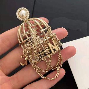 Nouvelle broche de mode pleine de diamants personnalité revers élégant polyvalent tempérament épingle pull accessoires paety or rouge perle diamant ruban laiton une broche 119