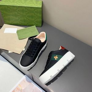 Kvinnors ess broderade plattform sneakers bi casual skor Italien lyxguld vitgrön röd randtränare promenad sport ess sneakers vandring skor 02