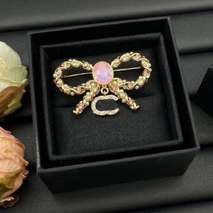 Nowa broszka modowa pełna diamentów Osobowość Elegancka klapa wszechstronna Temperament Pin Sweter Paety Red Gold Pearl Diamond Sliver Brass Brooch 589