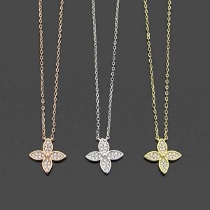 Womens Designer Halsband Iced Out Pendant V Letter Fashion Four-Leaf Clover Halsbandsmycken