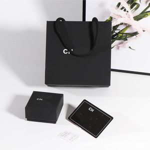 Confezione regalo di gioielli dal design raffinato: scatola per collane vellutata, elegante scatola per orecchini nera e stampa personalizzata bianca