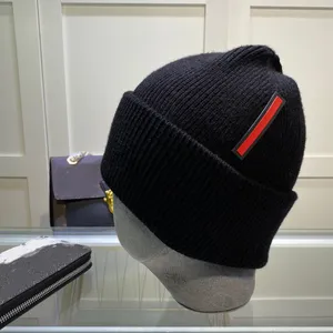 Berretto da baseball di alta qualità popolare fragola cappello lavorato a maglia tela designer casual moda cappello da sole sport all'aria aperta uomo bretella famosi occhiali da baseball da amore