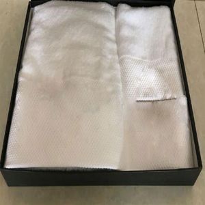 Toalha de luxo de alta qualidade c clássicos bordado logotipo para viagens toalha de banho toalha de mão pequena quadrada 3 peças set244y