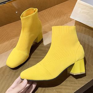 Tasarımcı botları kadın kış kar patikleri kadın tıknaz yüksek topuk ayakkabı moda ayak bileği kısa knite çorap spor ayakkabılar kare ayak parmaklar siyah beyaz sarı