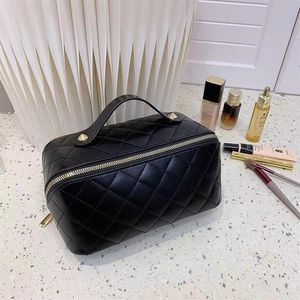 Big Lady Leather Cosmetic Bags Fashion Makeup Bag Women Designers toalettartiklar Travel Pouch Ladies Purses Gift Small Purse231V