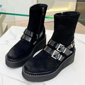 Novas cunhas saltos curtos botas femininas camurça couro fivela de cinto estiramento botas plataforma sapatos femininos de salto alto botas de pista mulher