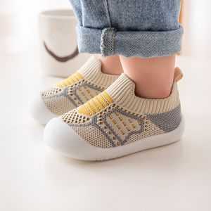 Första vandrare babyskor anti slip andningsbar spädbarn spjälsäng strumpor med gummisula för barn flickor pojkar mesh mjuka botten tofflor 230914