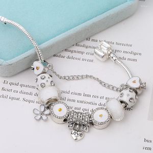 Strand White Heart Formed Flowers Armband Fit DIY S925 Silver Chain Pärlor Original smycken Handgjorda tillbehör Partihandel