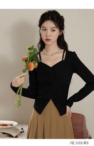 女性のTシャツ黒いスキニー女性Tシャツ長袖スクエアカラートップファッションプリーツトップセクシーなスリムストリートウェア