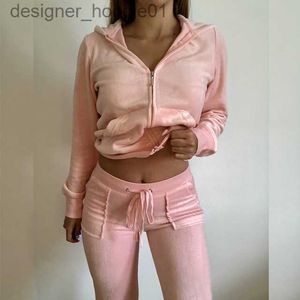 Tute da donna Juicy Apple Tute da donna 2023 Estate Marchio di cucito Set da 2 pezzi Velluto Velluto Tuta da donna Felpe con cappuccio e pantaloni Met Design avanzato 60ess L230