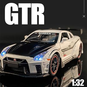 Diecast Model 1 32 GTR35 Racing Alloy Car Metal Toy Vehicle Collection Miniature Simulation Boy Gift 230912