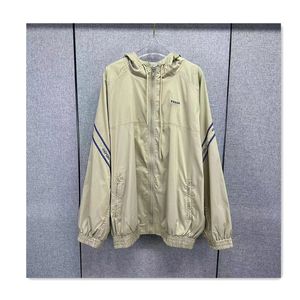 Designer-Herrenjacke, Herrenjacke, modisch, leicht, atmungsaktiv, mit Buchstaben bestickt, mit Kapuze, Paar-Oberbekleidung, Outdoor-Sport, lässig, locker, Sonnenschutz, Herrenmäntel