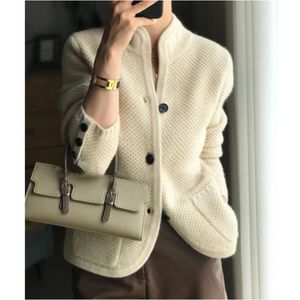 Kvinnors stickor Tees White Knittad tröja Autumn Winter Coat Thicked Cardigan Women Stand Neck Sweater Loose Knitwear Elegant tröja Jacka 230912