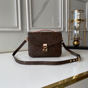 Luxurys tasarımcıları çanta totes bayan omuz çantaları lüks büyük seyahat çantaları taşınabilir retro moda omuz çantaları