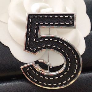 Classics Brooches Desigenr Men Women Brand Letter Brooch High Quality Copper Silver Plated Gold Inlaid Crystal Dress Pins Wedding Christmas Gift Jewelry