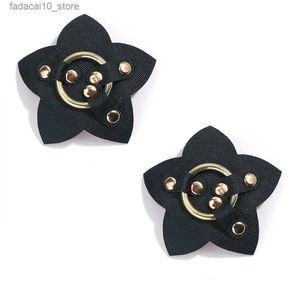 Breast Pad Sexy Women 1 Pair Metal Ring Nipple Cover Reusable Petal Studded Silicone Nipple Pasties Self Adhesive Bra Intimates Accessories Q230914