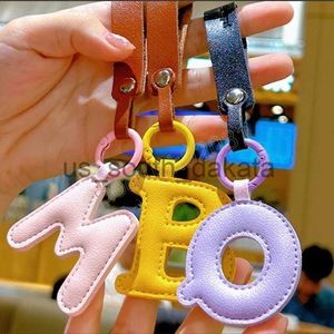 Nyckelringar pu läder bokstäver nyckelring kreativa engelska bokstäver bil ryggsäck hänge nyckelringar kvinnor tjej mode väska charm ornament presenter x0914