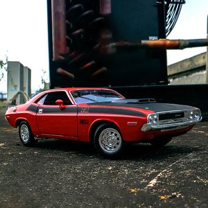 Diecast Model 1 24 Challenger T A 1970 Alloy Car Metal Toy Vehicles Musnle Sports Collection Childrenギフト230912