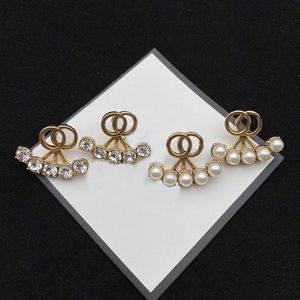 Moda kobiet uroków projektantów biżuteria nowa zapieknięta perłowa podwójna litera wyrafinowana luksusowe akcesoria kolczykowe 223316245T